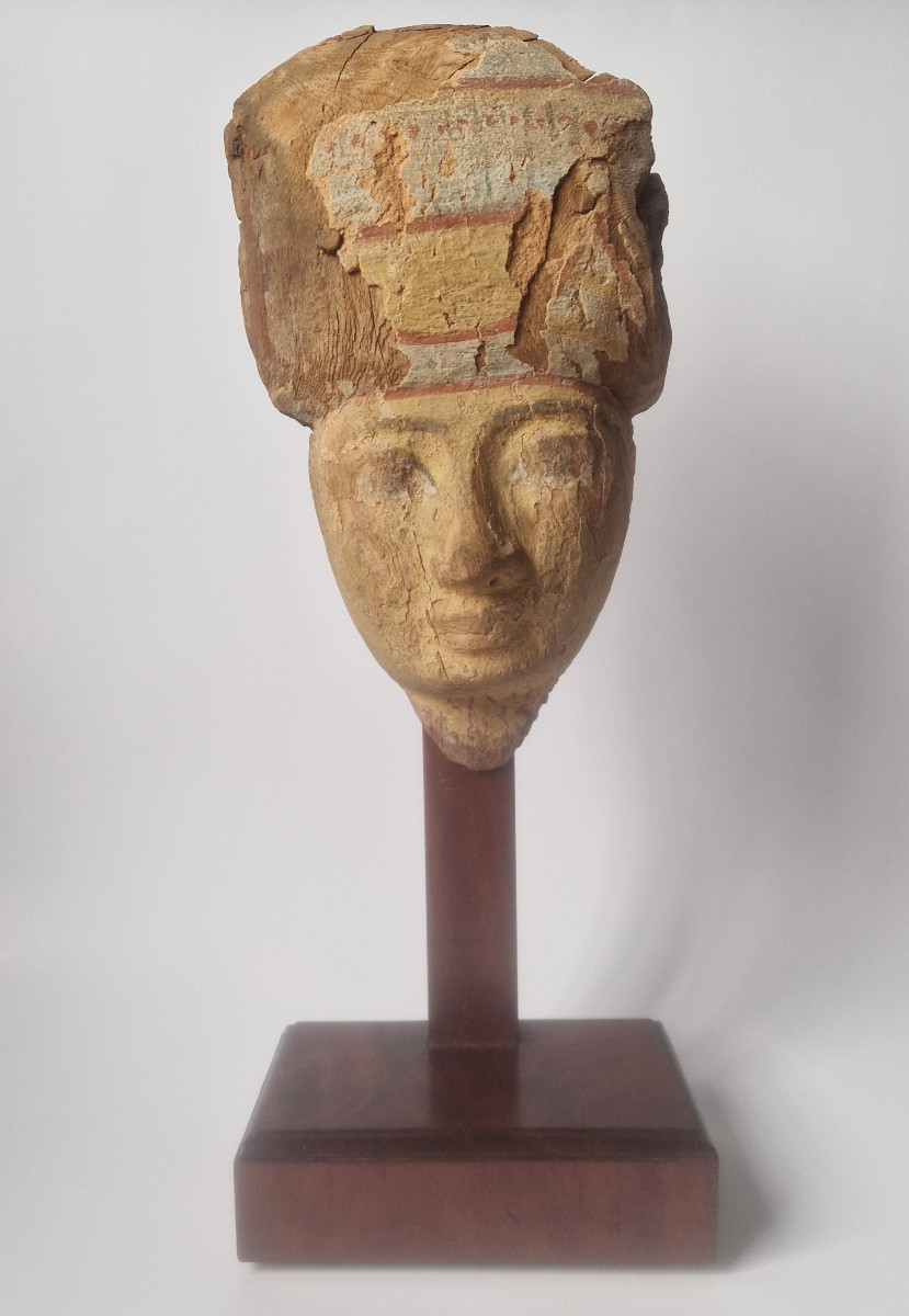 Masque de momie égyptien en bois polychrome, fin de la période dynastique, c. 700-300 av. J.-C.