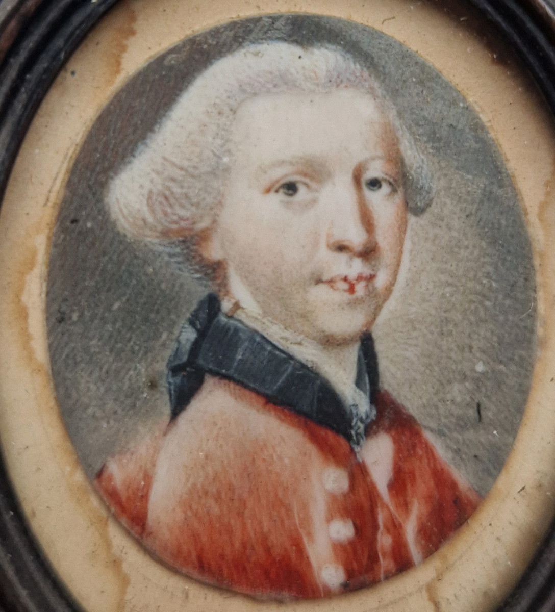 École française ou allemande, vers 1775  Portrait en miniature d'un gentilhomme en habit rouge -photo-4