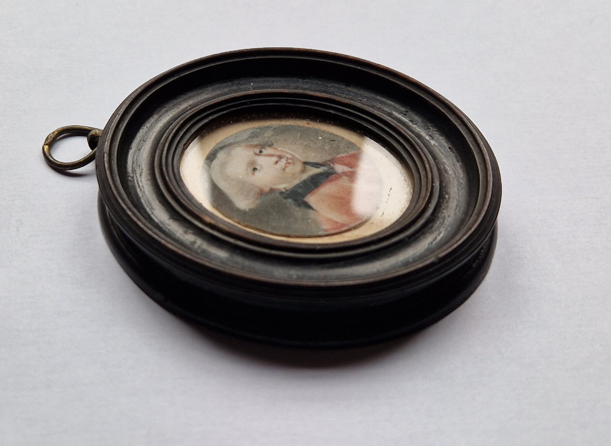 École française ou allemande, vers 1775  Portrait en miniature d'un gentilhomme en habit rouge -photo-2