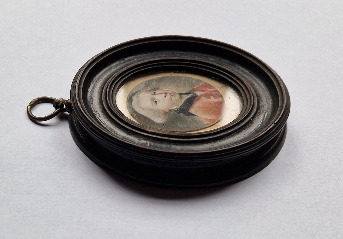 École française ou allemande, vers 1775  Portrait en miniature d'un gentilhomme en habit rouge -photo-3