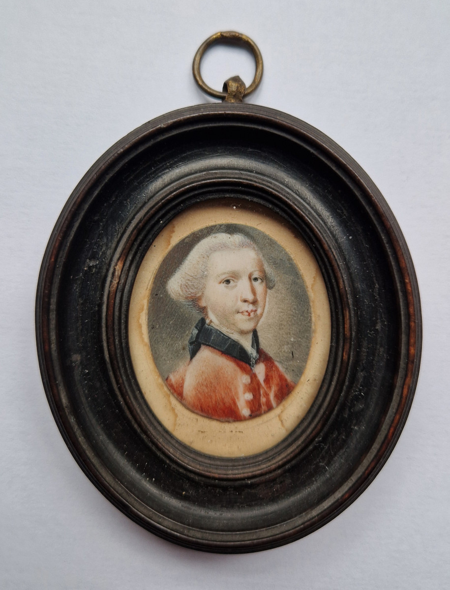 École française ou allemande, vers 1775  Portrait en miniature d'un gentilhomme en habit rouge 