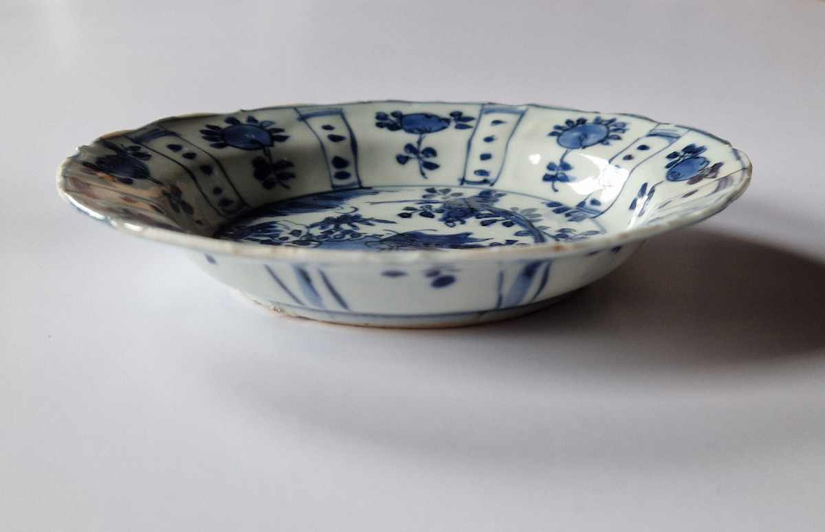 Rare petite assiette « Kraak » de l’époque Wanli (1573-1620) en porcelaine bleue et blanche-photo-3