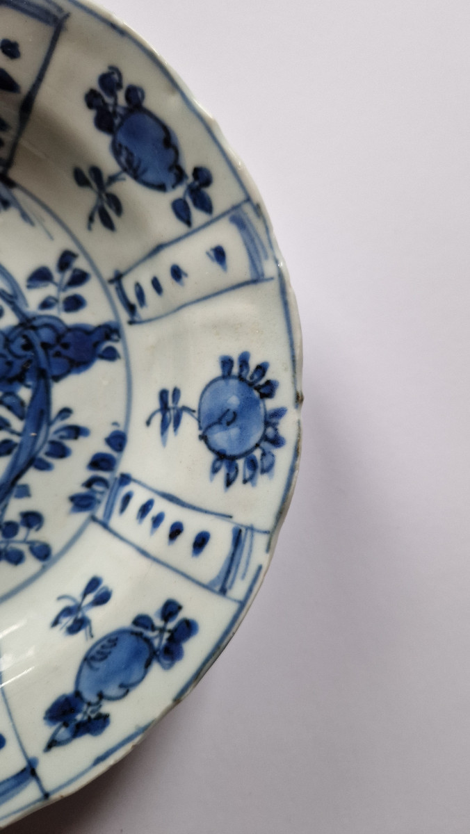 Rare petite assiette « Kraak » de l’époque Wanli (1573-1620) en porcelaine bleue et blanche-photo-1