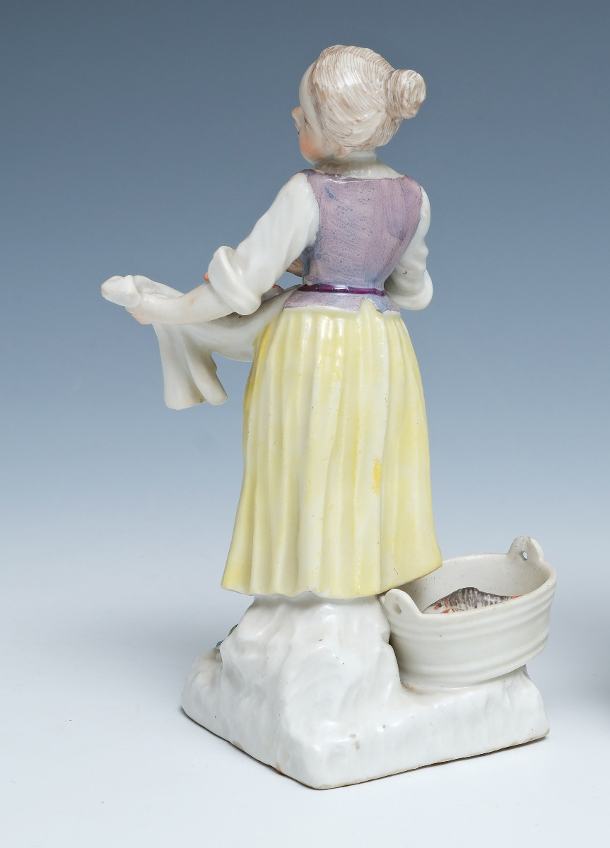 Figurine en porcelaine de Meissen, vers 1755, représentant une pêcheuse XVIIIe S-photo-2