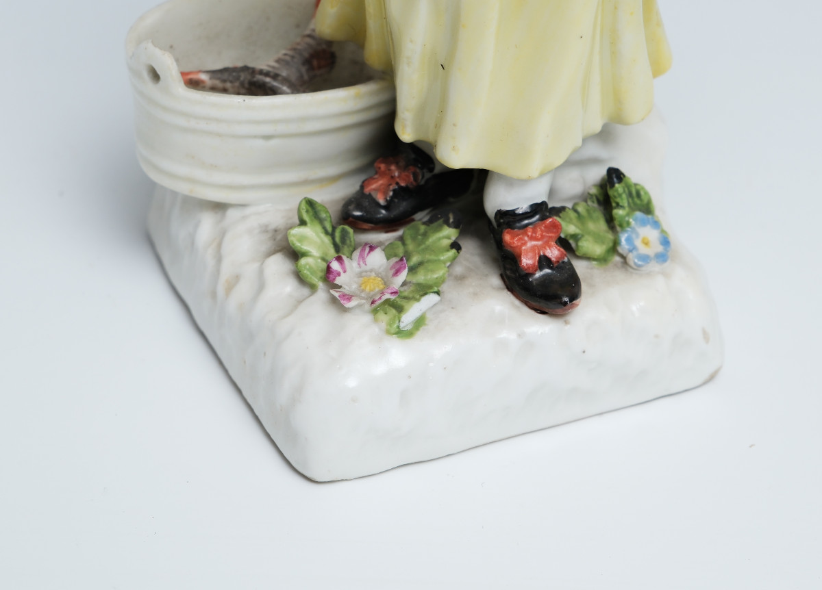 Figurine en porcelaine de Meissen, vers 1755, représentant une pêcheuse XVIIIe S-photo-3