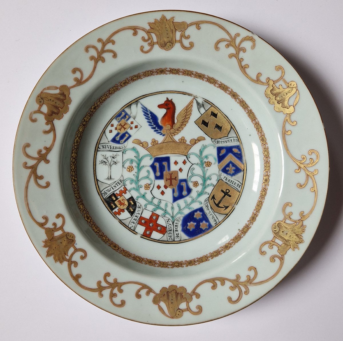 Assiette armoriée en porcelaine d'exportation chinoise pour le marché néerlandais, vers 1745 