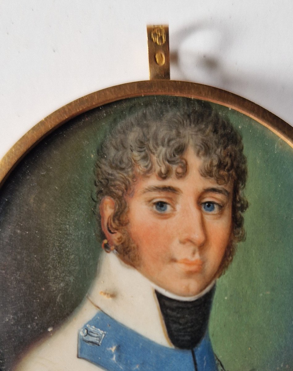 École française, vers 1810  Miniature représentant un gentilhomme en uniforme blanc et bleu-photo-2