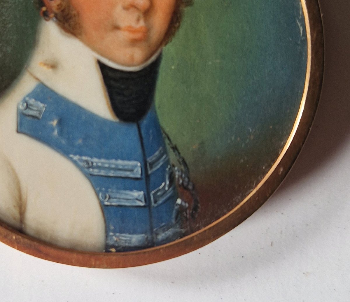 École française, vers 1810  Miniature représentant un gentilhomme en uniforme blanc et bleu-photo-3
