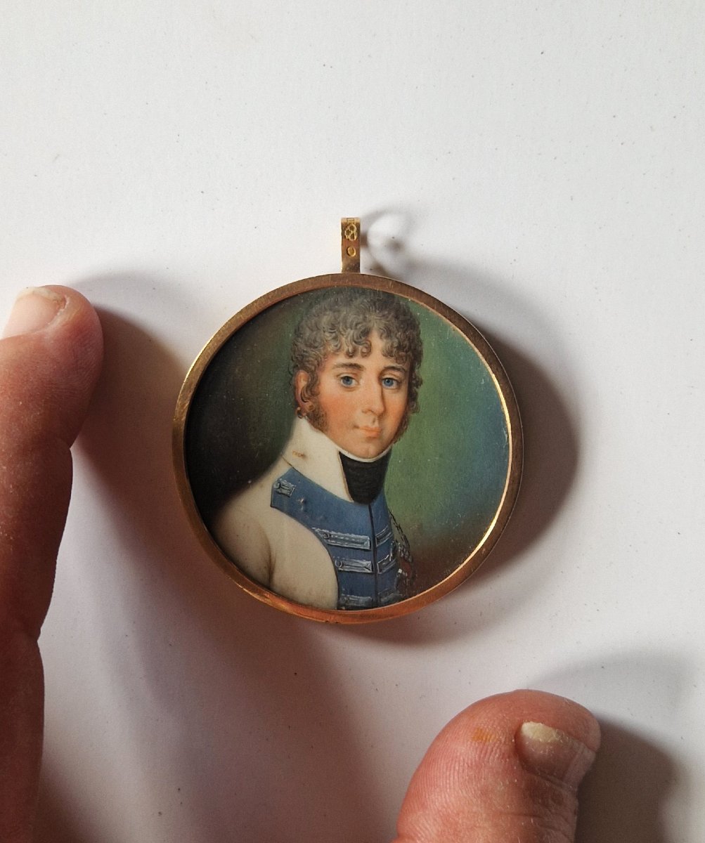 École française, vers 1810  Miniature représentant un gentilhomme en uniforme blanc et bleu-photo-4