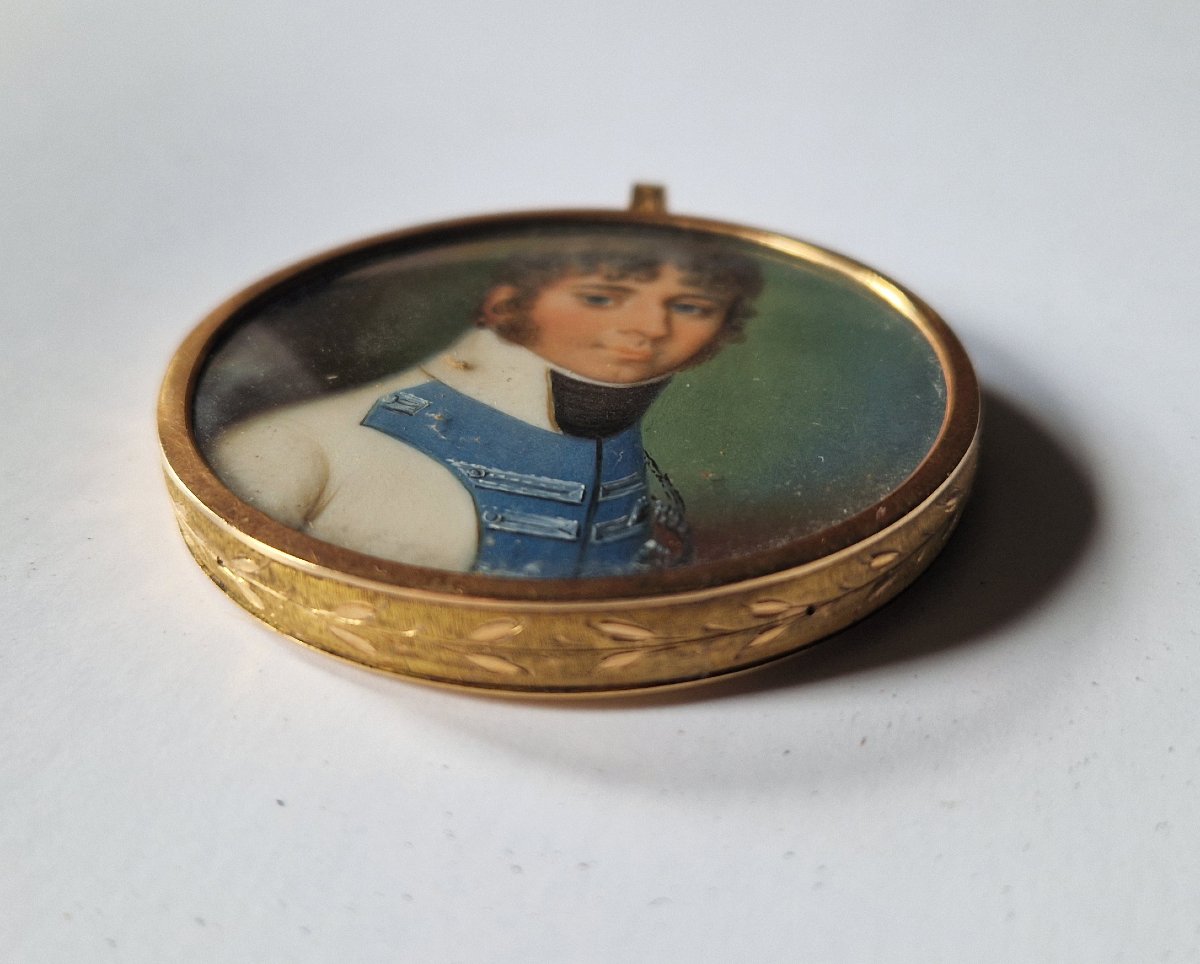 École française, vers 1810  Miniature représentant un gentilhomme en uniforme blanc et bleu-photo-1