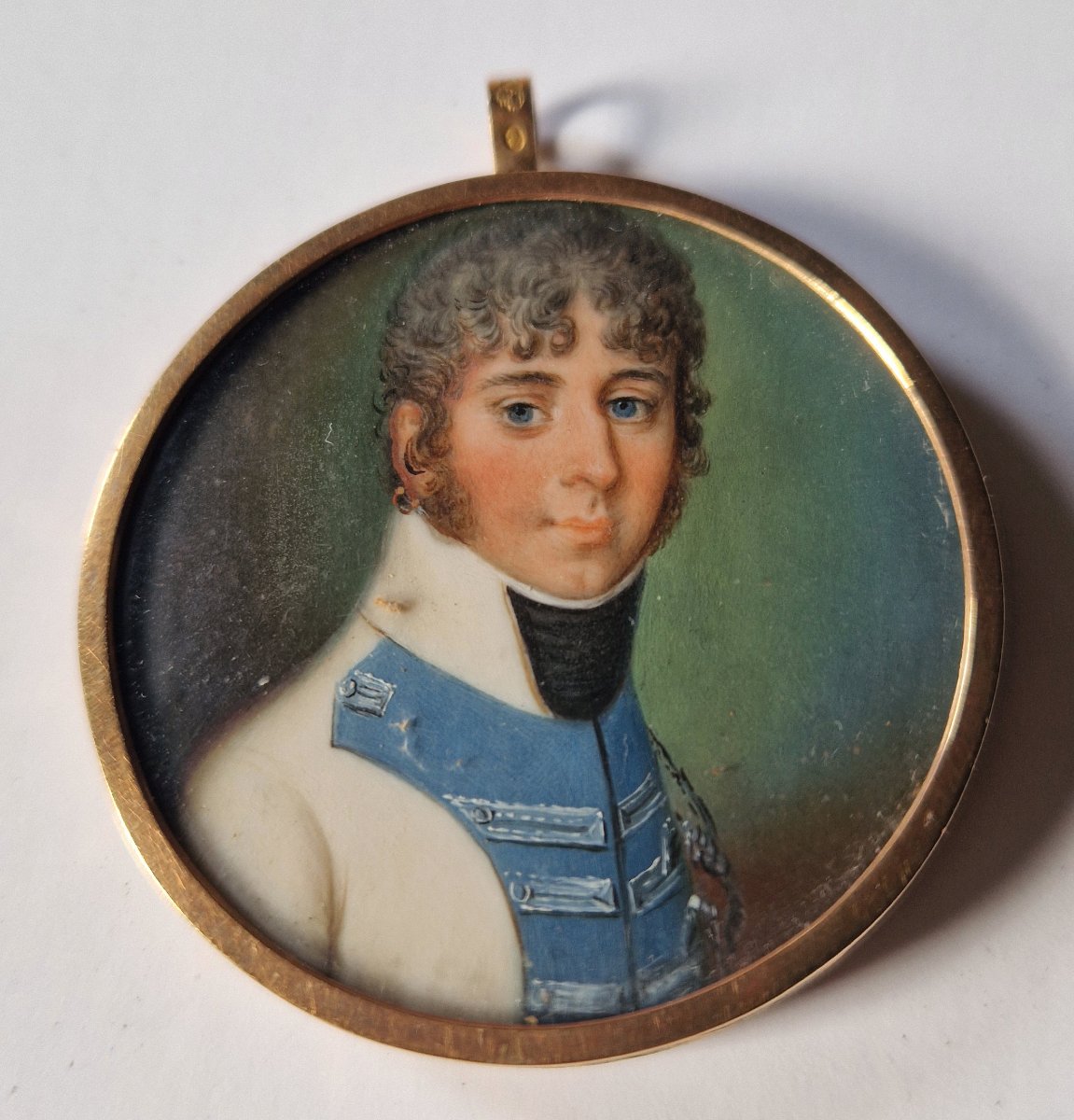 École française, vers 1810  Miniature représentant un gentilhomme en uniforme blanc et bleu-photo-6