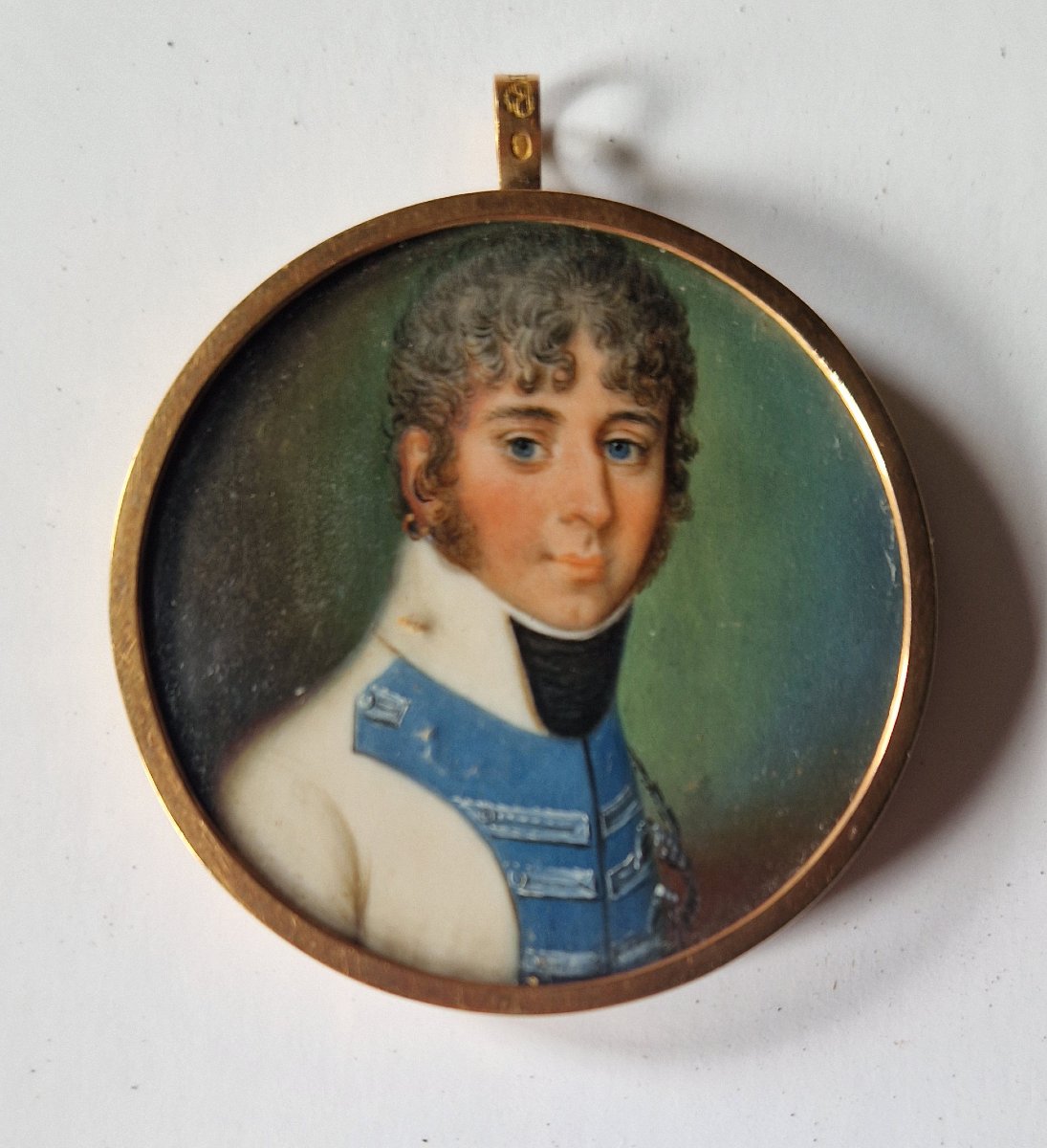 École française, vers 1810  Miniature représentant un gentilhomme en uniforme blanc et bleu