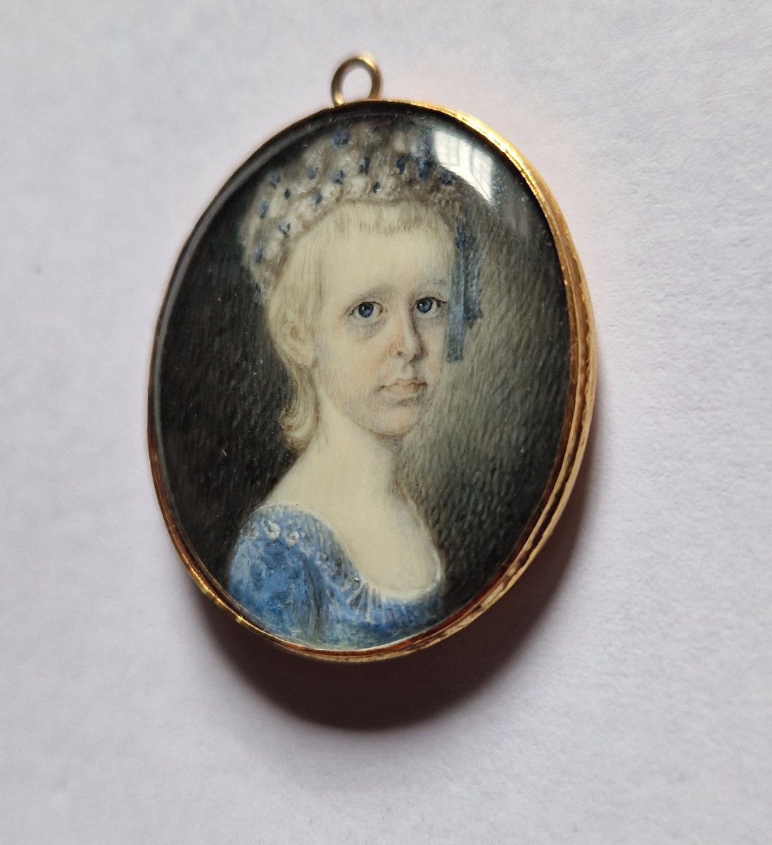 École française ou allemande, vers 1790  Miniature représentant une jeune fille en robe bleue-photo-2