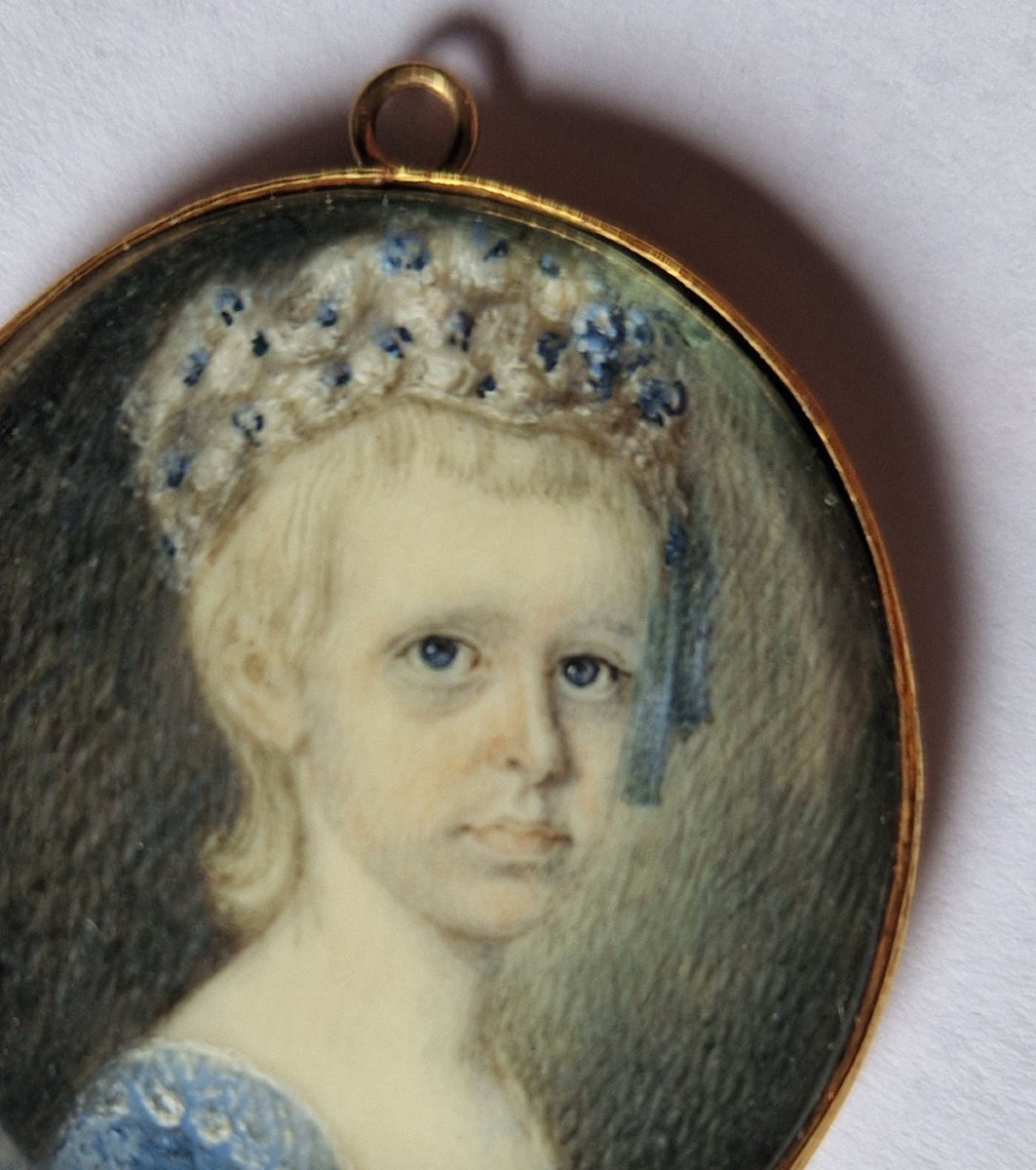 École française ou allemande, vers 1790  Miniature représentant une jeune fille en robe bleue-photo-3