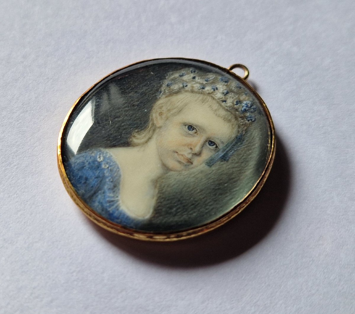 École française ou allemande, vers 1790  Miniature représentant une jeune fille en robe bleue-photo-2