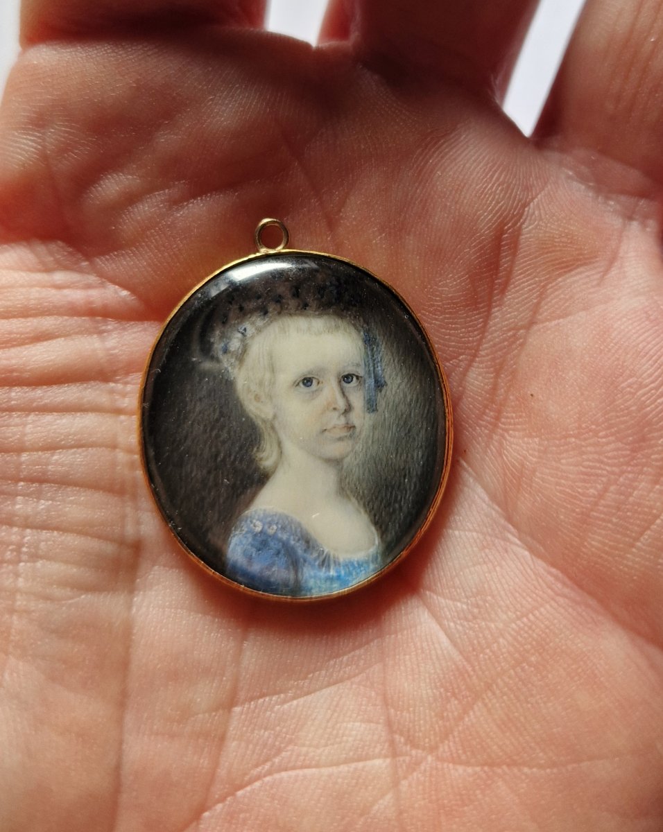 École française ou allemande, vers 1790  Miniature représentant une jeune fille en robe bleue-photo-6