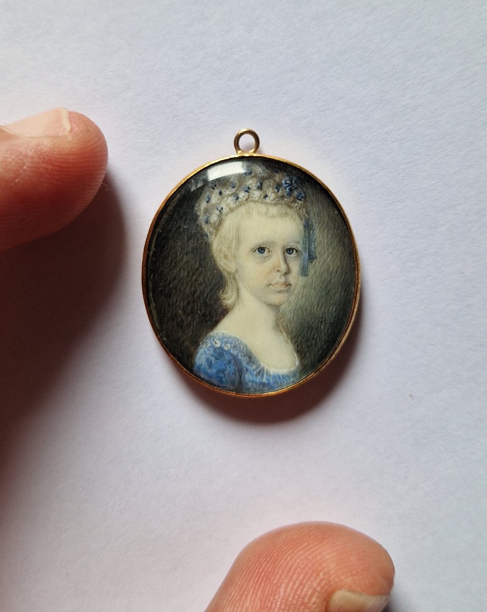 École française ou allemande, vers 1790  Miniature représentant une jeune fille en robe bleue-photo-7