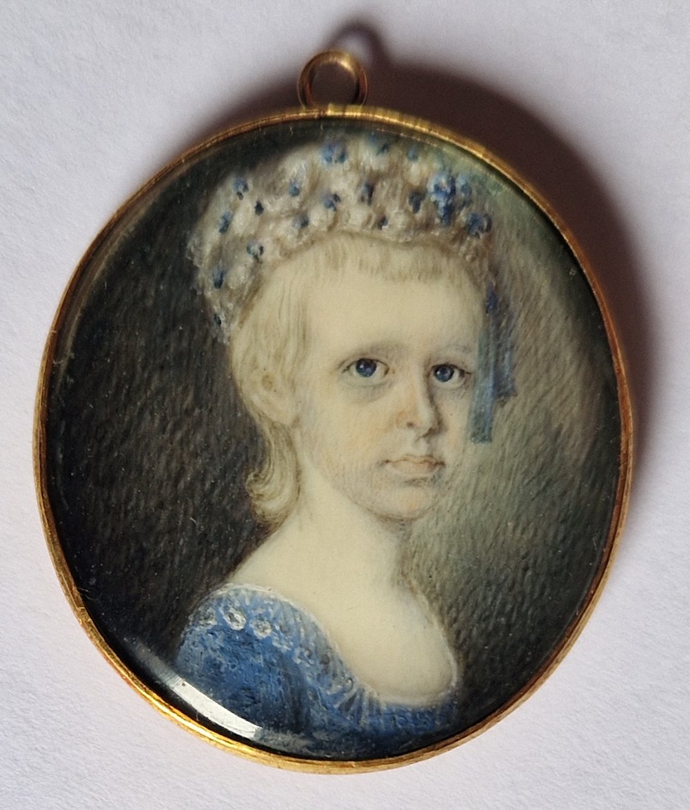 École française ou allemande, vers 1790  Miniature représentant une jeune fille en robe bleue