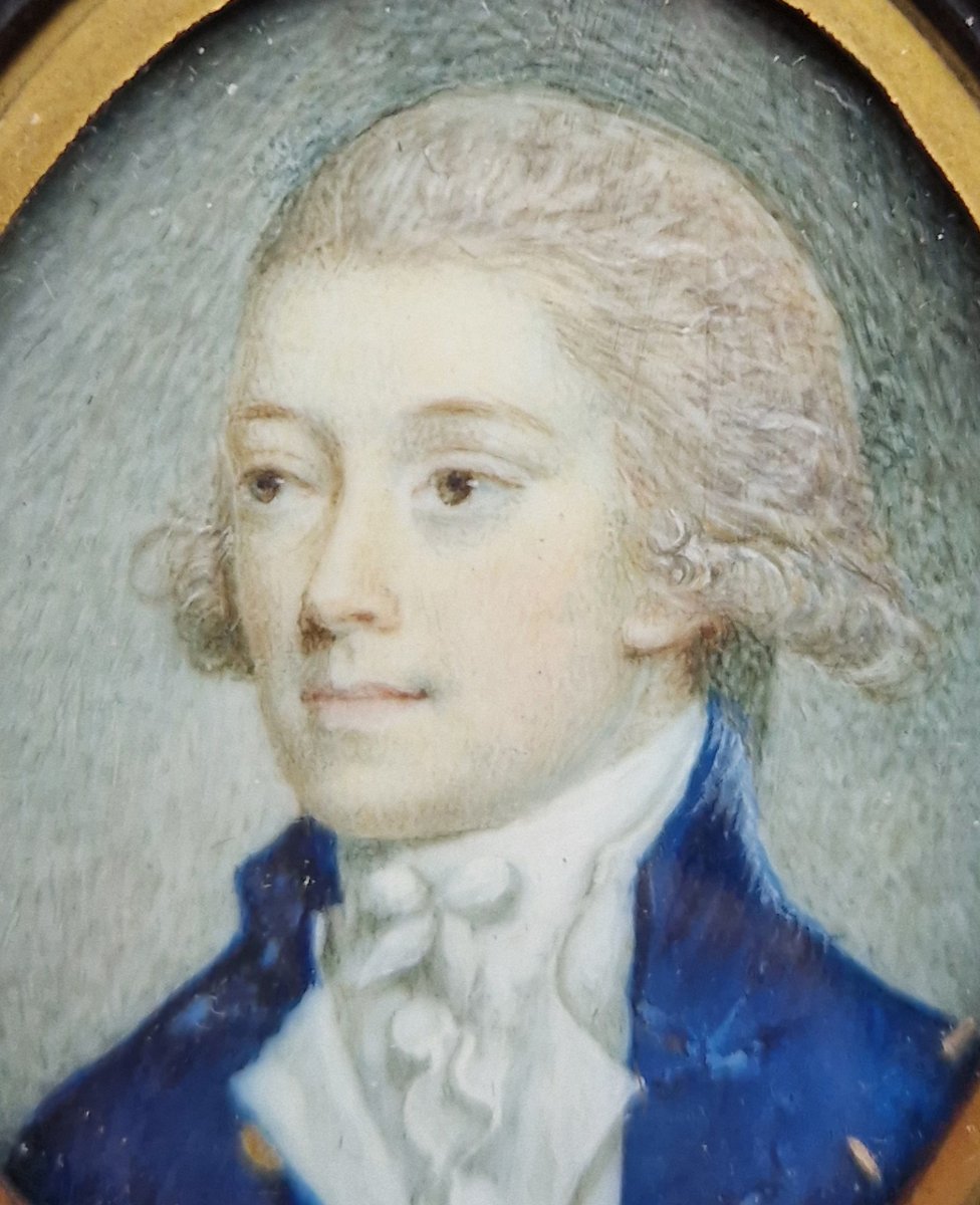 French School, C. 1775 Miniature Portrait Of A Gentleman In A Navy Blue Coat -photo-3