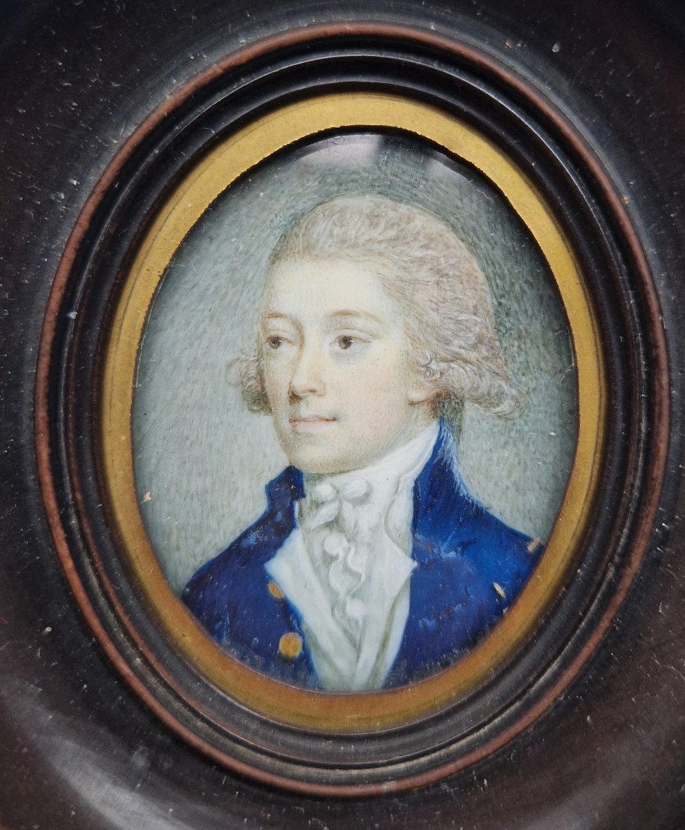 French School, C. 1775 Miniature Portrait Of A Gentleman In A Navy Blue Coat -photo-4