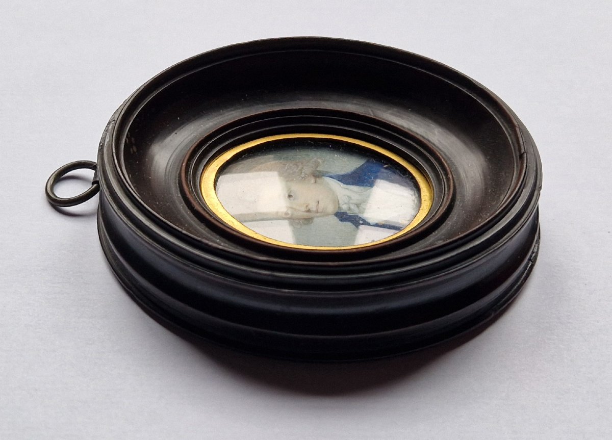 French School, C. 1775 Miniature Portrait Of A Gentleman In A Navy Blue Coat -photo-1