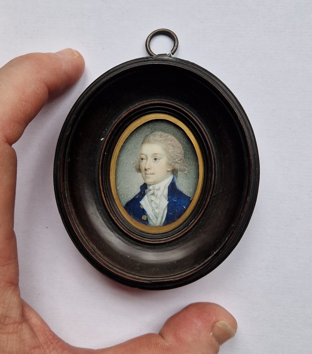 French School, C. 1775 Miniature Portrait Of A Gentleman In A Navy Blue Coat -photo-5