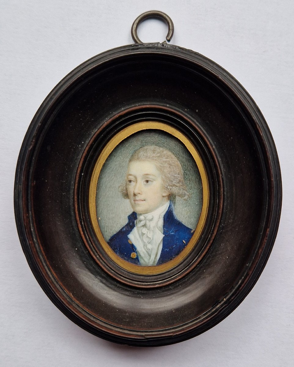 French School, C. 1775 Miniature Portrait Of A Gentleman In A Navy Blue Coat 