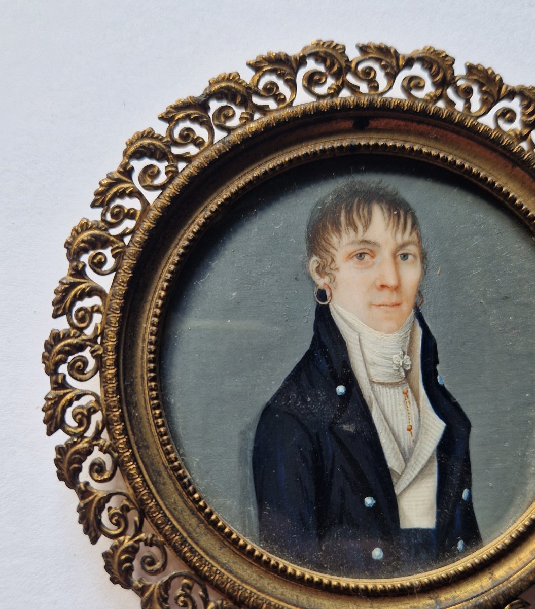 École française, vers 1810  Portrait en miniature d'une dame vêtue « à la garçonne »  -photo-1
