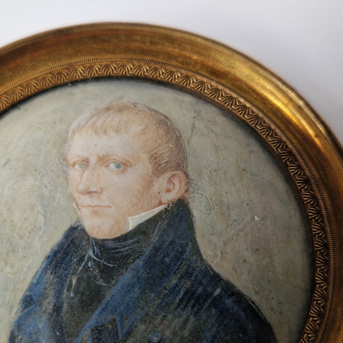 École néerlandaise vers 1820: Portrait en miniature représentant un jeune homme en habit bleu  -photo-3