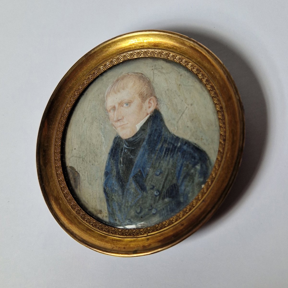 École néerlandaise vers 1820: Portrait en miniature représentant un jeune homme en habit bleu  -photo-4