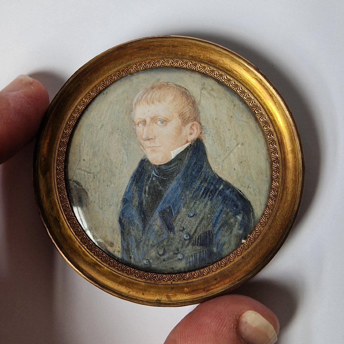 École néerlandaise vers 1820: Portrait en miniature représentant un jeune homme en habit bleu  -photo-1