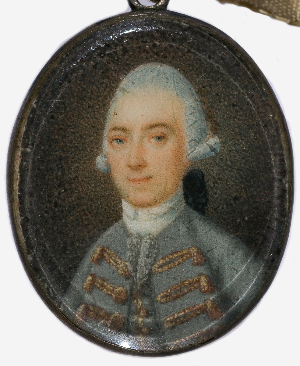 French School, C. 1775 Portrait Miniature Of A Gentleman In An Embroidered Grey Coat -photo-2