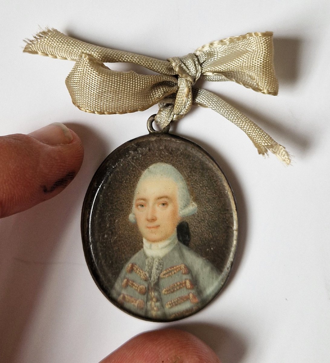 French School, C. 1775 Portrait Miniature Of A Gentleman In An Embroidered Grey Coat -photo-4