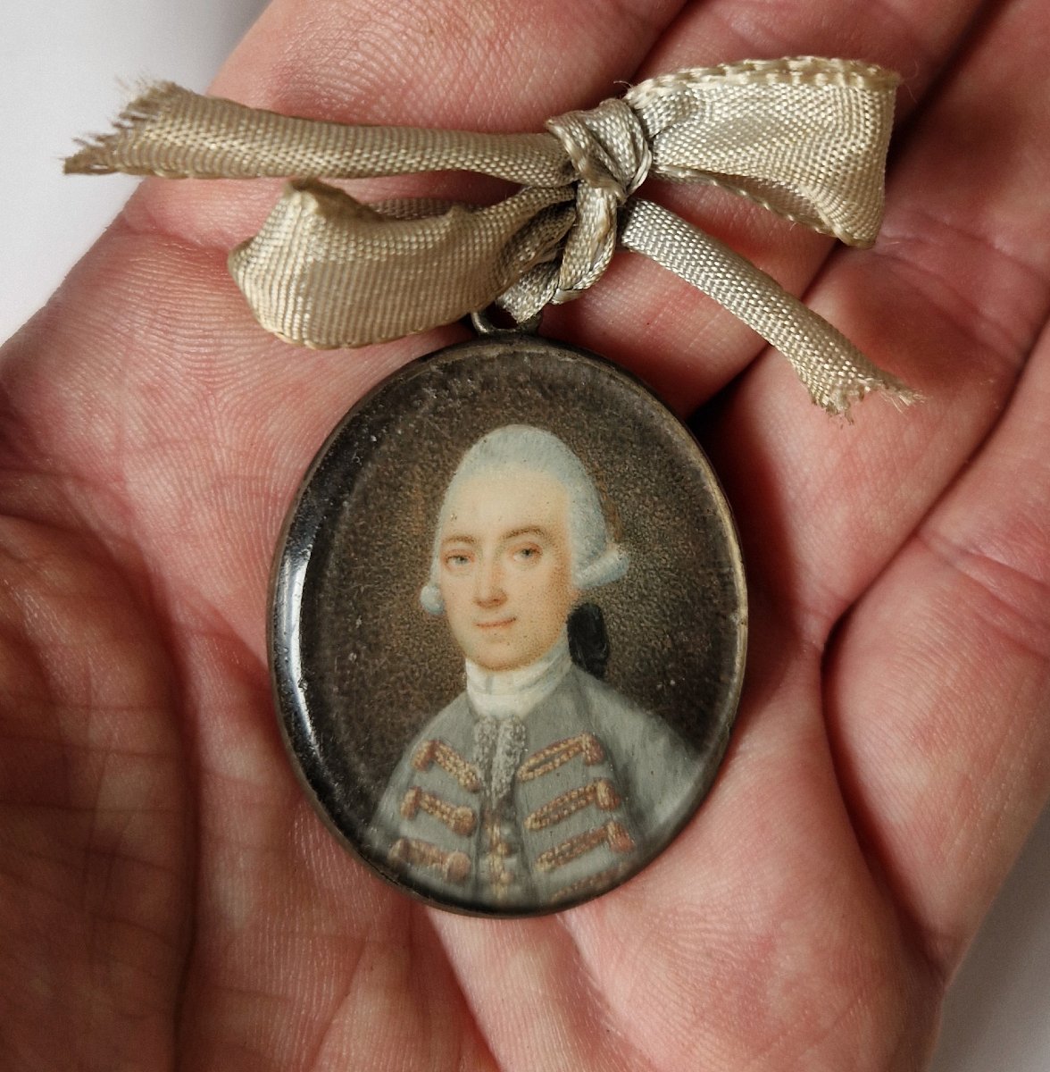 French School, C. 1775 Portrait Miniature Of A Gentleman In An Embroidered Grey Coat -photo-1