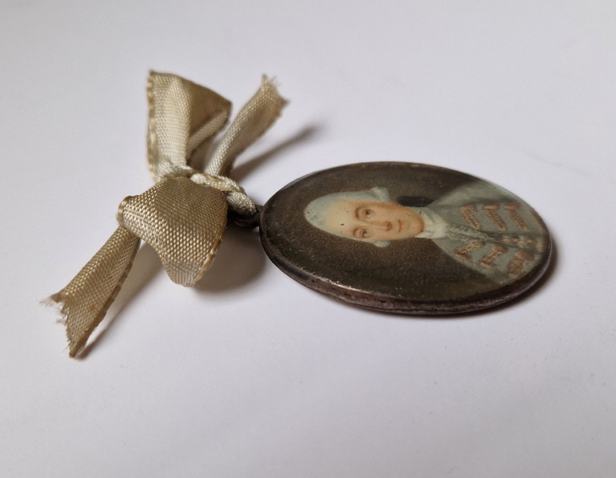 French School, C. 1775 Portrait Miniature Of A Gentleman In An Embroidered Grey Coat -photo-2