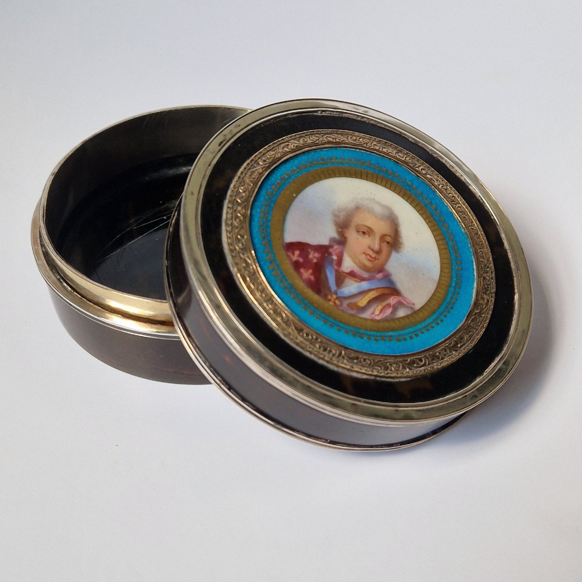 Boîte en argent et écaille ornée d'un portrait émaillé de Louis XVI  vers 1870-photo-1