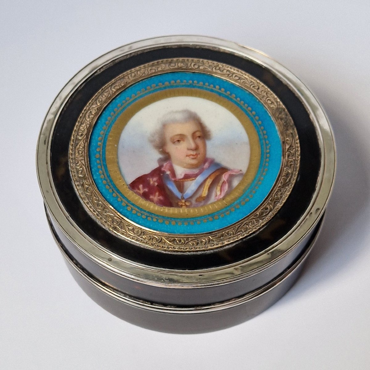 Boîte en argent et écaille ornée d'un portrait émaillé de Louis XVI  vers 1870