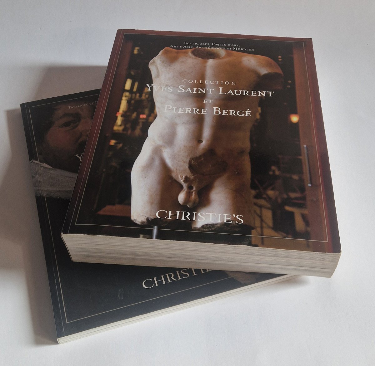 Deux volumes de catalogues de la vente de Yves Saint Laurent et Pierre Bergé Christie's 2009-photo-2