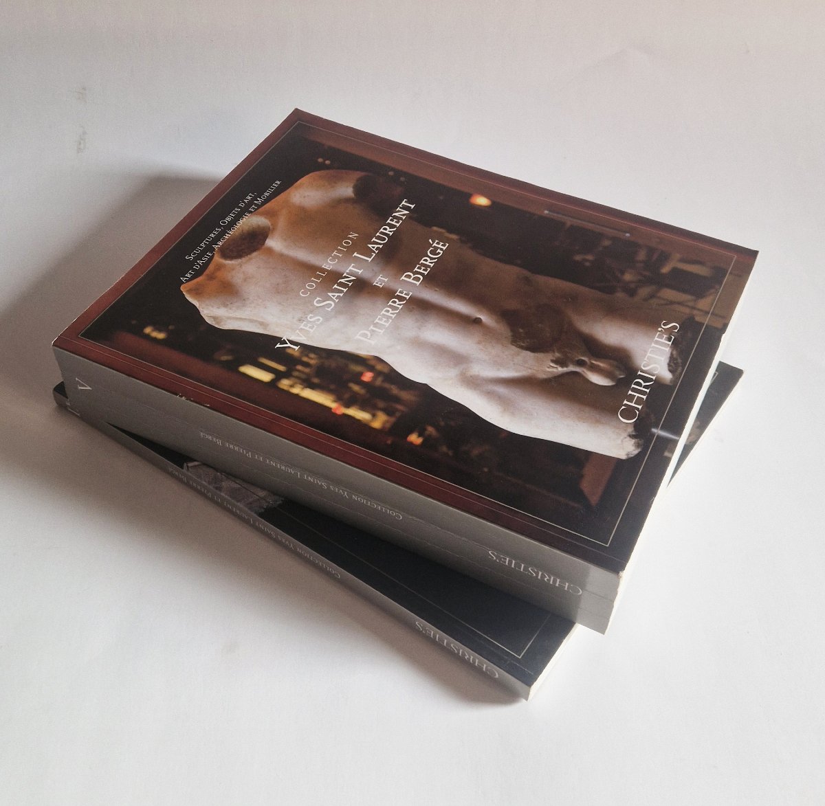 Deux volumes de catalogues de la vente de Yves Saint Laurent et Pierre Bergé Christie's 2009-photo-3