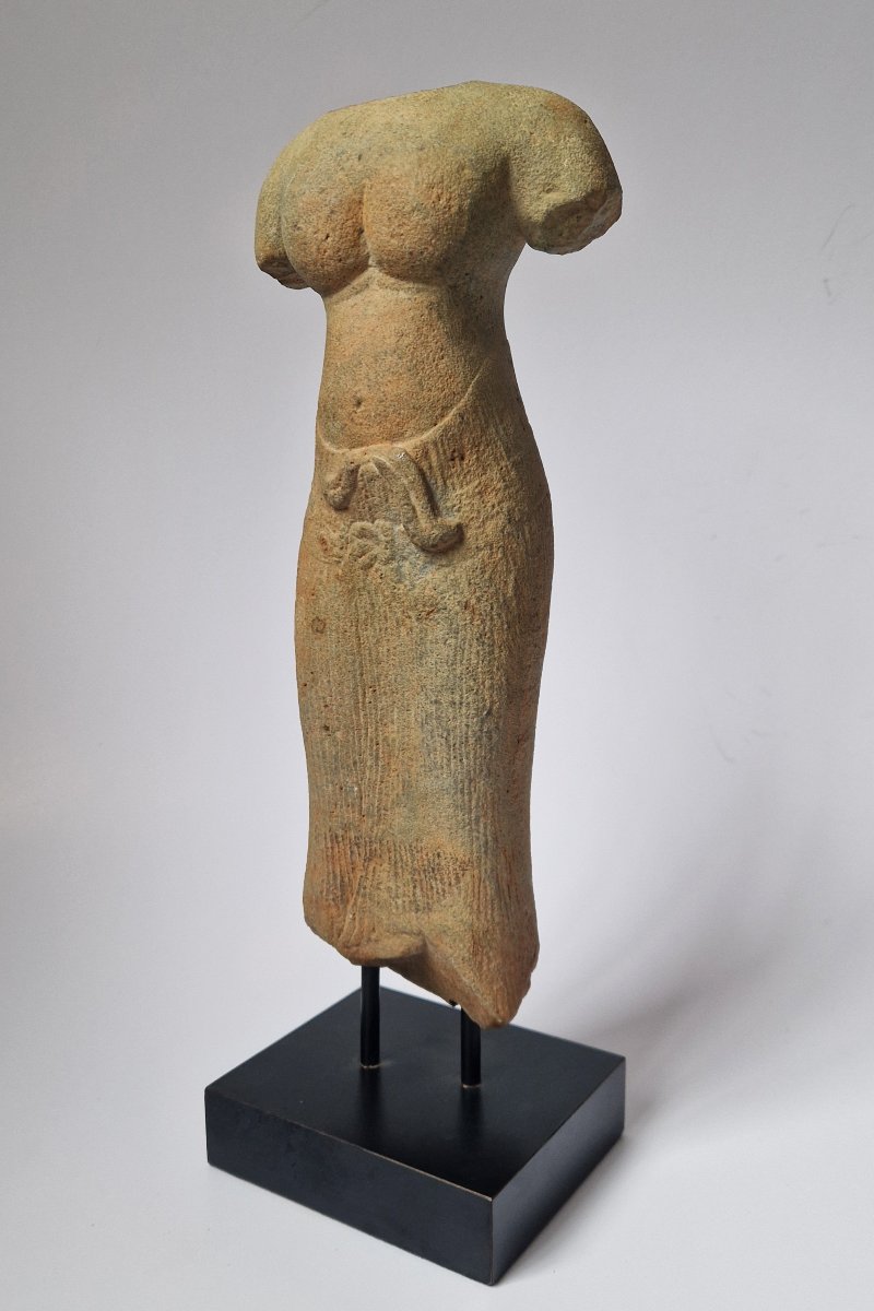Torse d’Uma en grès, art Khmer, période d’Angkor (style du Baphuon), XIe siècle, 28.5 cm-photo-2