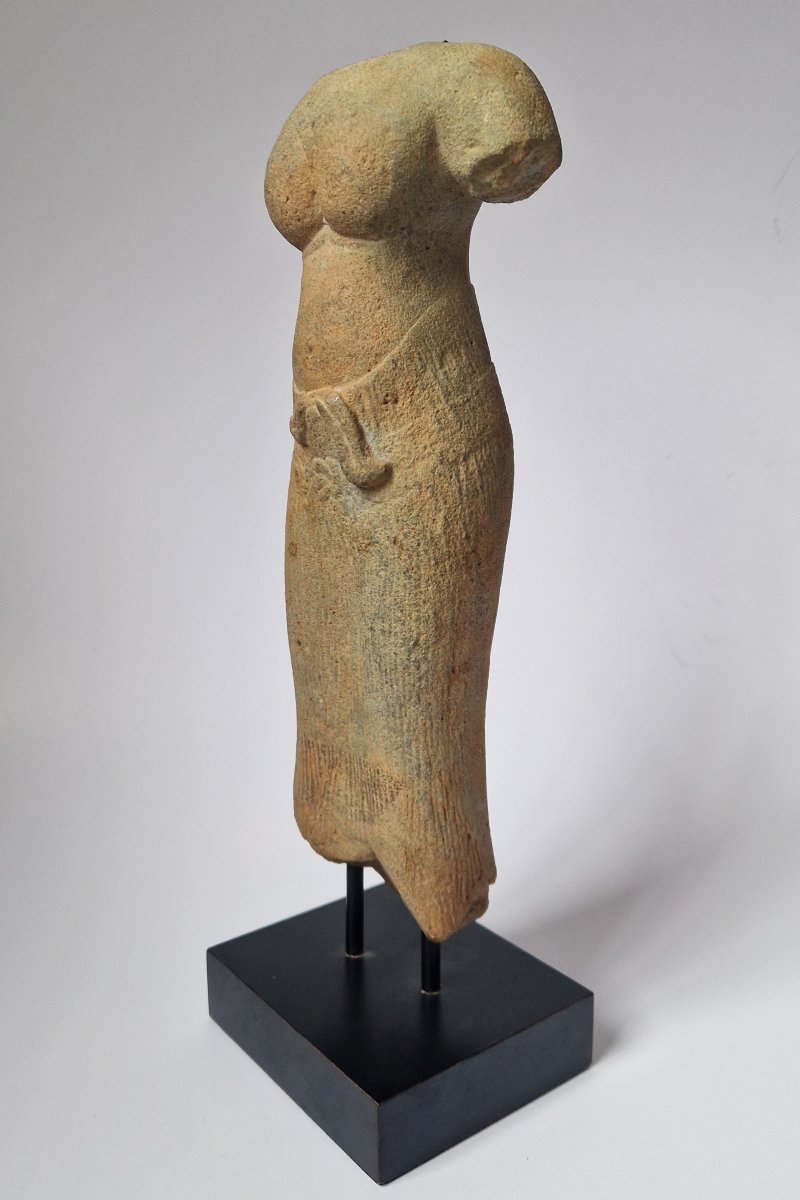 Torse d’Uma en grès, art Khmer, période d’Angkor (style du Baphuon), XIe siècle, 28.5 cm-photo-3