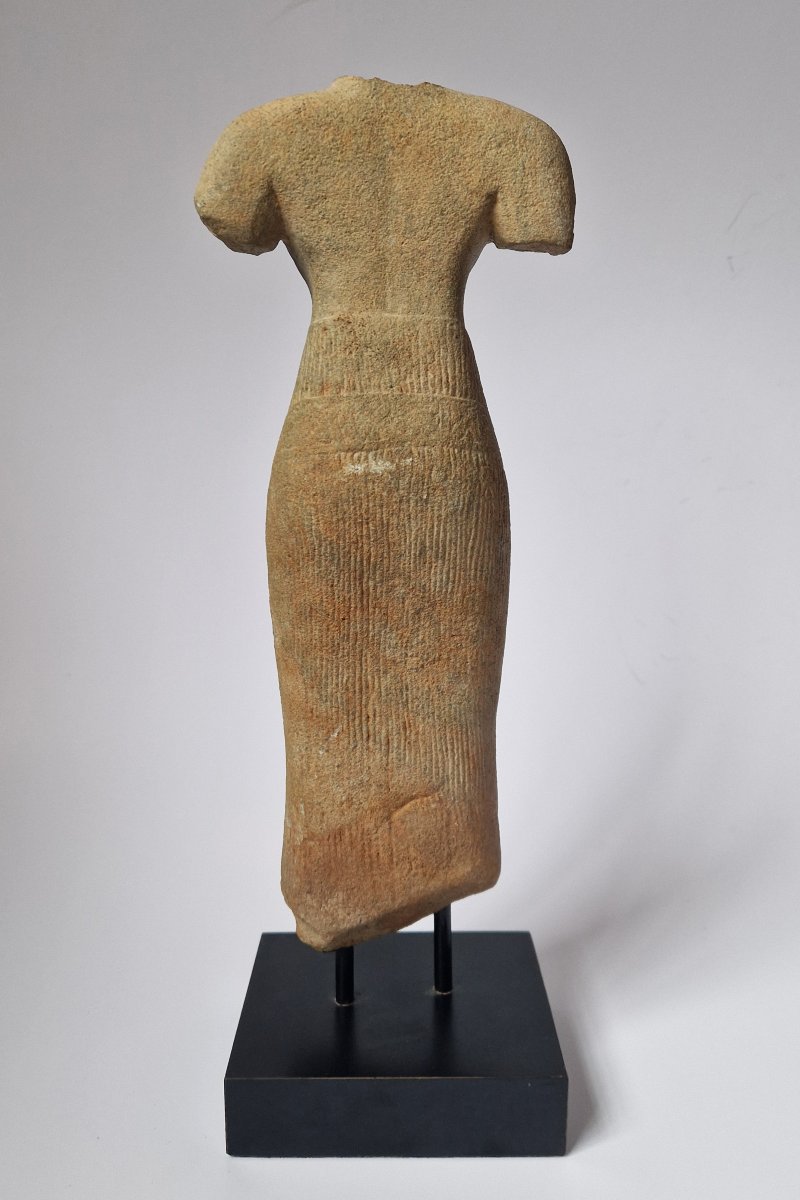 Torse d’Uma en grès, art Khmer, période d’Angkor (style du Baphuon), XIe siècle, 28.5 cm-photo-2