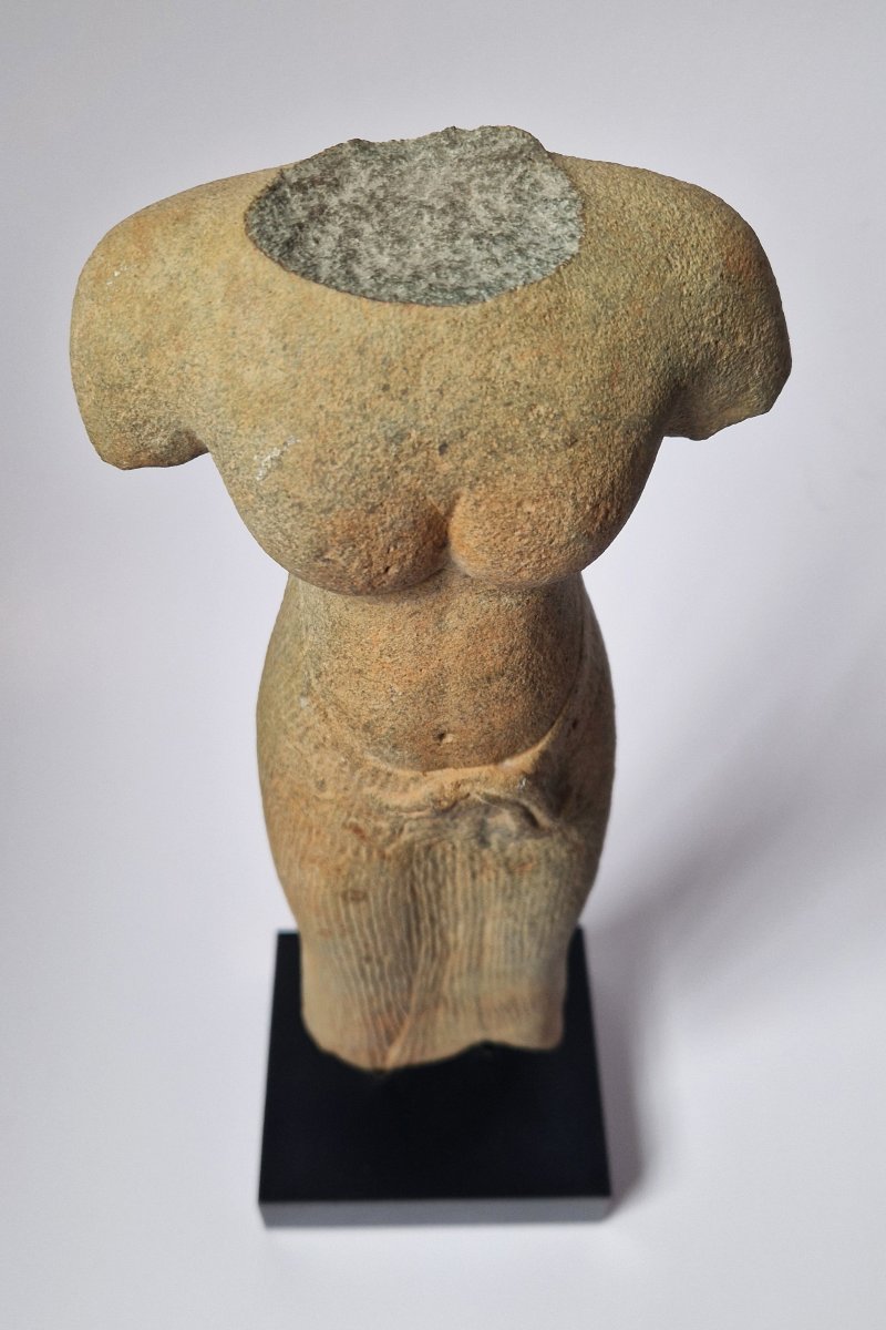 Torse d’Uma en grès, art Khmer, période d’Angkor (style du Baphuon), XIe siècle, 28.5 cm-photo-4