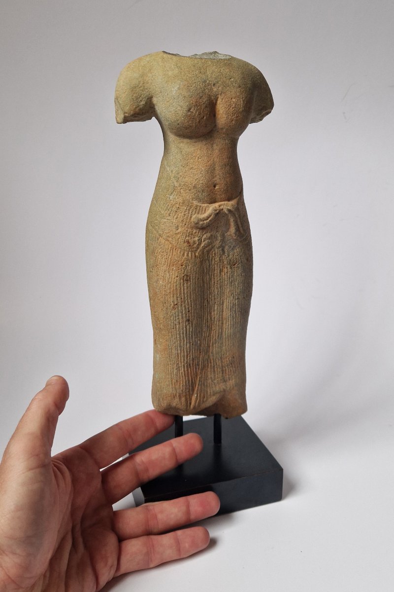 Torse d’Uma en grès, art Khmer, période d’Angkor (style du Baphuon), XIe siècle, 28.5 cm-photo-8