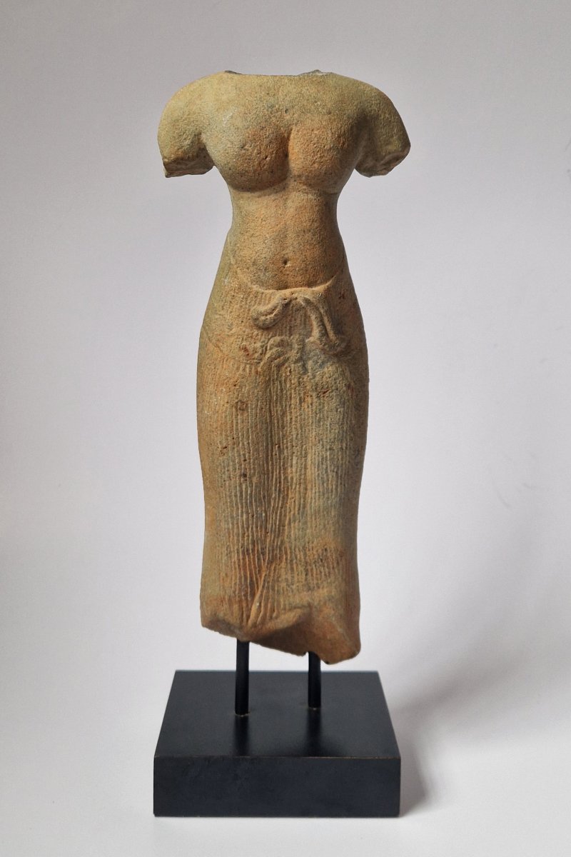 Torse d’Uma en grès, art Khmer, période d’Angkor (style du Baphuon), XIe siècle, 28.5 cm