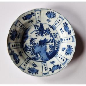 Rare Small "kraak" Plate From The Wanli Period (1573-1620) In Blue And White Porcelain