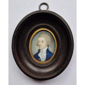 École française, vers 1775 Portrait en miniature d'un gentilhomme en habit bleu marine 