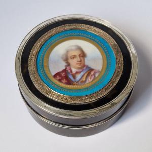 Boîte en argent et écaille ornée d'un portrait émaillé de Louis XVI vers 1870