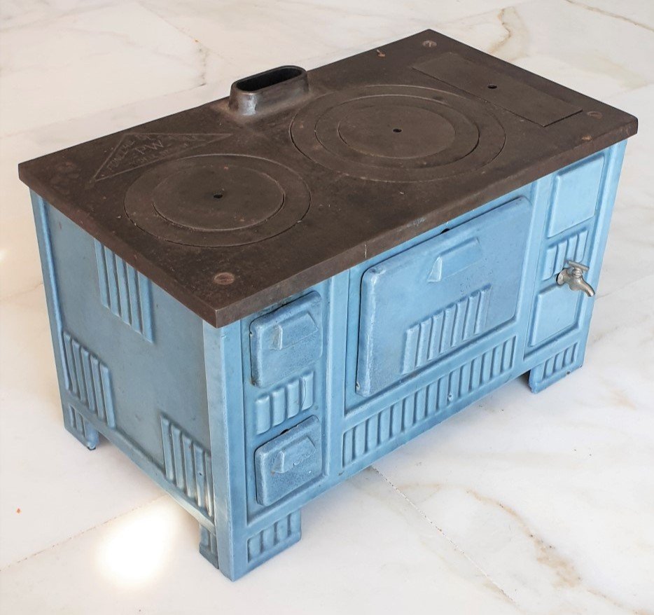 Cuisinière en fonte émaillée pour enfant de l'ancienne fonderie Paul Wintenberger 