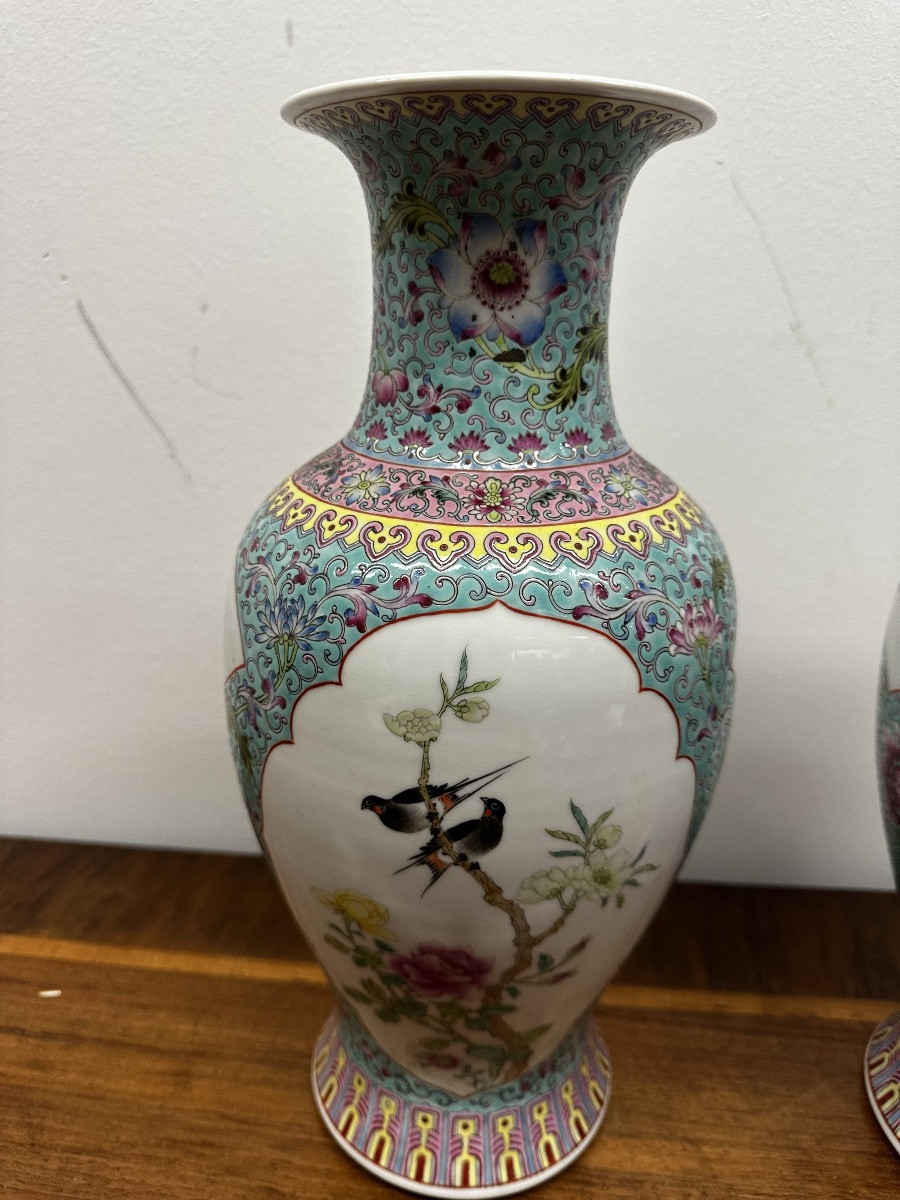 Pair Of Chinese Porcelain Baluster Vases – Famille Rose – Qianlong Mark, 20th Century-photo-3